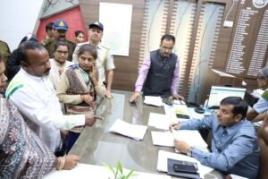 जनसुनवाई में अरविंदो कॉलेज की शिकायत पर कलेक्टर ने लिया संज्ञान, 114 आवेदन हुए प्राप्त