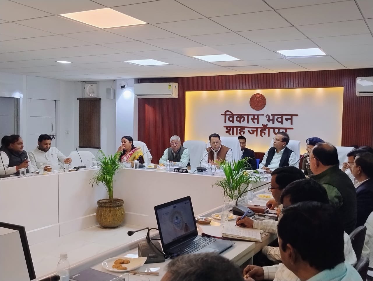 प्रभारी मंत्री की अध्यक्षता में विकास कार्यों व कानून व्यवस्था की समीक्षा बैठक संपन्न, योजनाओं के प्रभावी क्रियान्वयन के दिये गये निर्देश 1 प्रभारी मंत्री की अध्यक्षता में विकास कार्यों व कानून व्यवस्था की समीक्षा बैठक संपन्न, योजनाओं के प्रभावी क्रियान्वयन के दिये गये निर्देश | New India Times