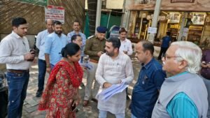 मानवाधिकार आयोग की फटकार के बाद जागा जिला प्रशासन , अरेरा कॉलोनी की अवैध शराब दुकान की जांच करने पहुंचा प्रशासनिक अमला