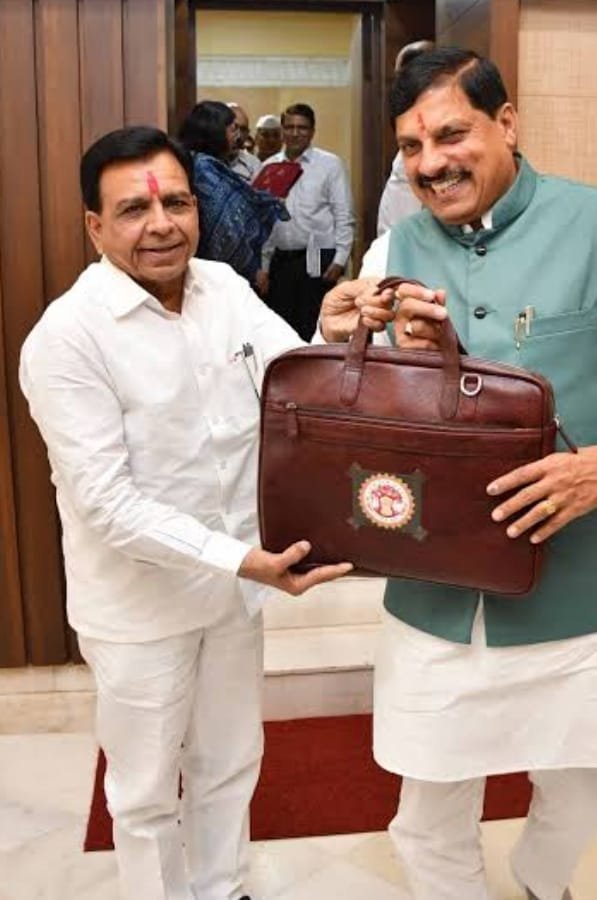 विधानसभा में गोवंशी मांस पर 0% SGST को लेकर बहस तेज, वित्त मंत्री जगदीश देवड़ा ने दी सफाई | New India Times