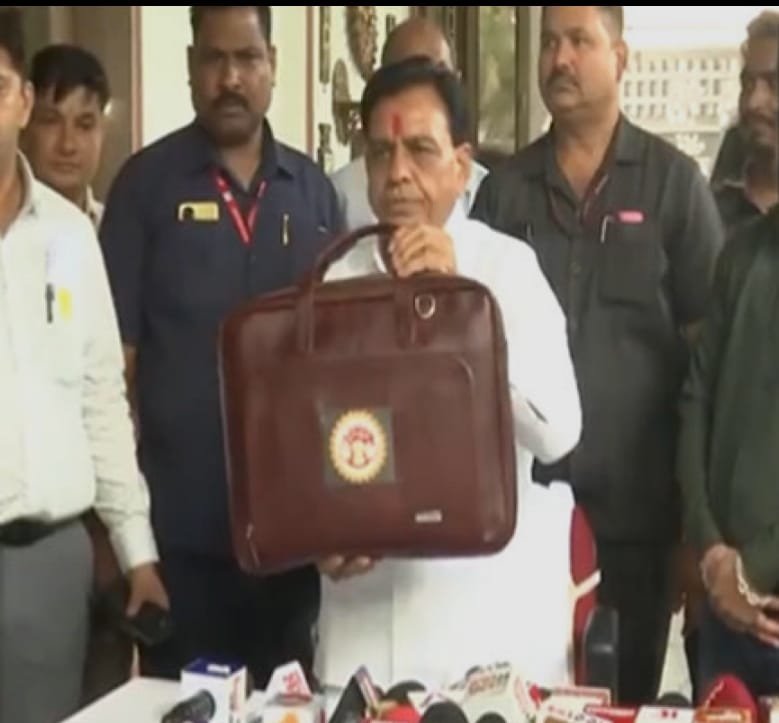 विधानसभा में गोवंशी मांस पर 0% SGST को लेकर बहस तेज, वित्त मंत्री जगदीश देवड़ा ने दी सफाई | New India Times