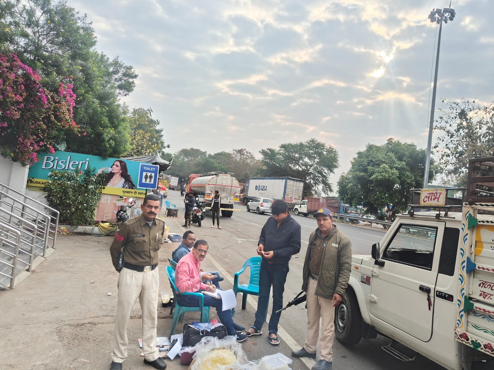 खजूरी सड़क टोल प्लाजा के पास 27 क्विंटल मावा जब्त, मिलावट की आशंका में हुई कार्रवाई | New India Times