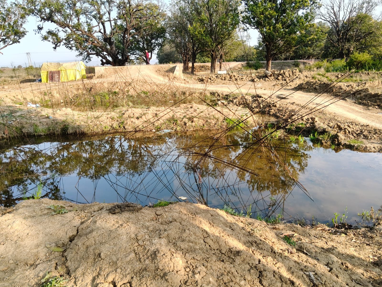 मुकुंदपुर बाईपास निर्माण में अनियमितताओं का आरोप, तालाब की मेंढ़ से मिट्टी और कमज़ोर सरिया के इस्तेमाल पर ग्रामीणों में आक्रोश | New India Times