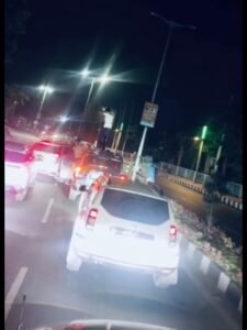 वीआईपी रोड बना स्टंट का मैदान, नियमों को ठेंगा दिखाते रसूखदार युवक