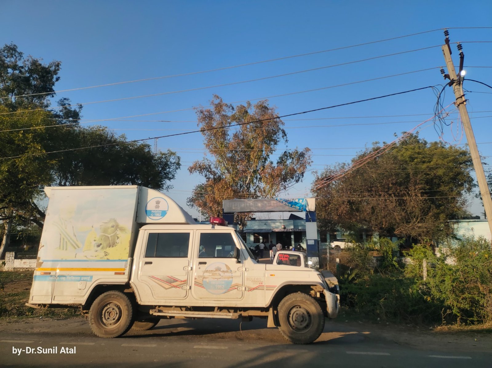 चलित पशु चिकित्सा इकाई के कर्मचारियों ने दिखाई मानवता, सड़क हादसे में घायल दंपति को पहुंचाया अस्पताल | New India Times