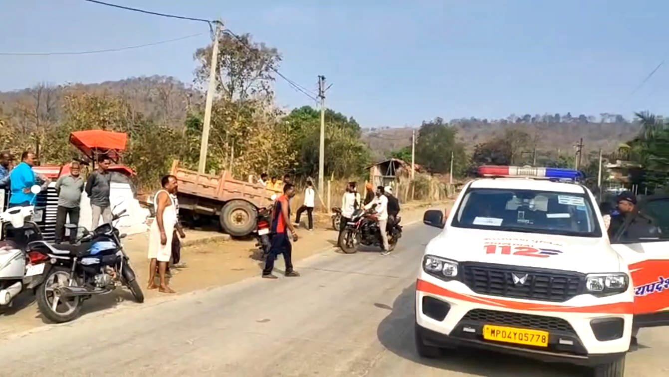 जुन्नारदेव विशाला में तेज़ रफ़्तार रेत से भरे ट्रैक्टर ने मचाया कोहराम, गाय का जबड़ा टूटा,घर की बाउंड्री तहस-नहस, तेज रफ़्तार ट्रैक्टरों पर लगाम लगाने में प्रशासन नाकाम | New India Times