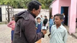 दलित-आदिवासी बच्चों की शिक्षा से खिलवाड़: खजुरी सुखनंदन स्कूल में जर्जर भवन, एक कमरे में दो कक्षाएं और मध्यान्ह भोजन भी बदहाल