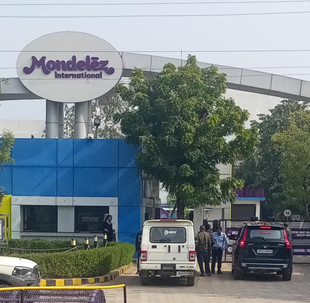 भिंड में कैडबरी कंपनी पर स्वास्थ्य विभाग का छापा, रसायनयुक्त पानी के सैंपल लिए गए; विधायक देसाई रहे मौजूद 1 भिंड में कैडबरी कंपनी पर स्वास्थ्य विभाग का छापा, रसायनयुक्त पानी के सैंपल लिए गए; विधायक देसाई रहे मौजूद | New India Times