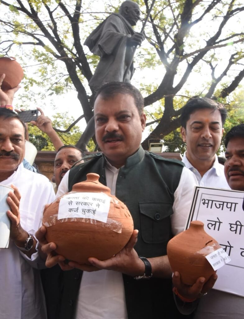 भारी कर्ज के विरोध में कांग्रेस विधायक दल का प्रदर्शन, उमंग सिंघार ने सरकार की आर्थिक नीतियों पर साधा निशाना | New India Times