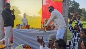 अंबेडकर प्रतिमा चोरी के बाद बदले हालात: पेड़ारी गांव में 18 किलो की नई प्रतिमा स्थापित, बहाल हुई शांति व्यवस्था