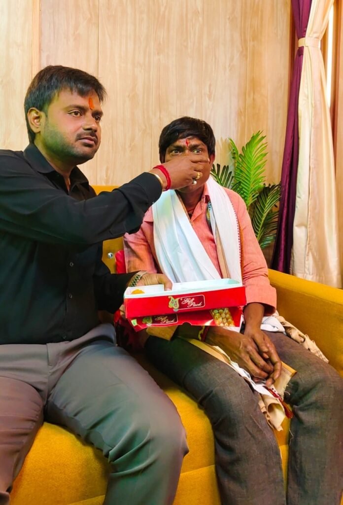 मज़दूर के हाथों रिबन नहीं काटा जा रहा है, बल्कि पत्रकारिता की परंपरा को तोड़ा जा रहा सत्ता नहीं, बल्कि 'गरीब मजदूर' मुख्य अतिथि... | New India Times