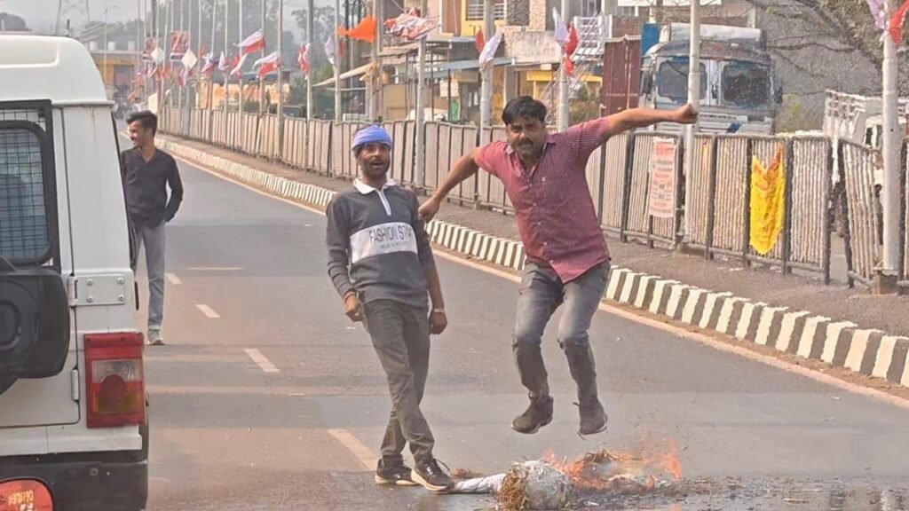 दमोह में कांग्रेस का उग्र विरोध प्रदर्शन, मंत्री कैलाश विजयवर्गीय का पुतला दहन | New India Times