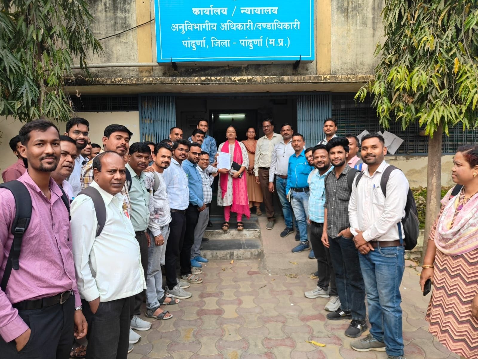 पांढुर्णा में पटवारी संघ ने सौंपा ज्ञापन, अनूपपुर के पटवारियों की समस्याएं उठाईं 1 पांढुर्णा में पटवारी संघ ने सौंपा ज्ञापन, अनूपपुर के पटवारियों की समस्याएं उठाईं | New India Times