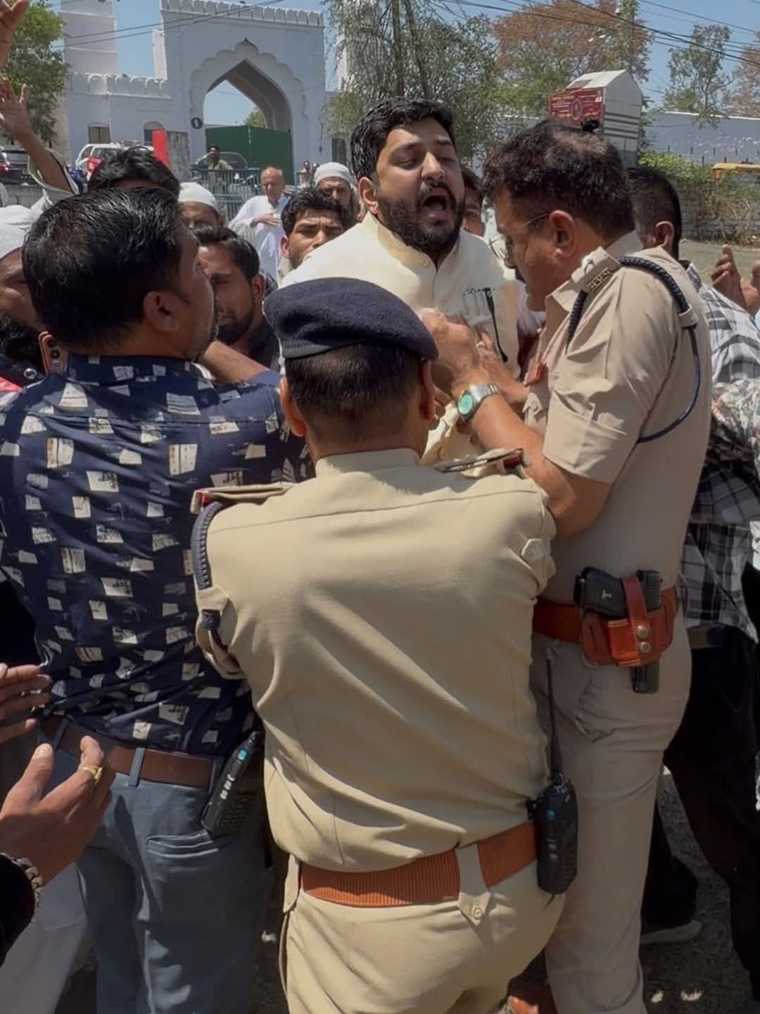 भोपाल में ईदगाह की जमीन पर लग रहे मोबाइल टावर का एआईएमआईएम के प्रदेश अध्यक्ष ने किया विरोध,पुलिस से हुई तीखी नोकझोंक | New India Times