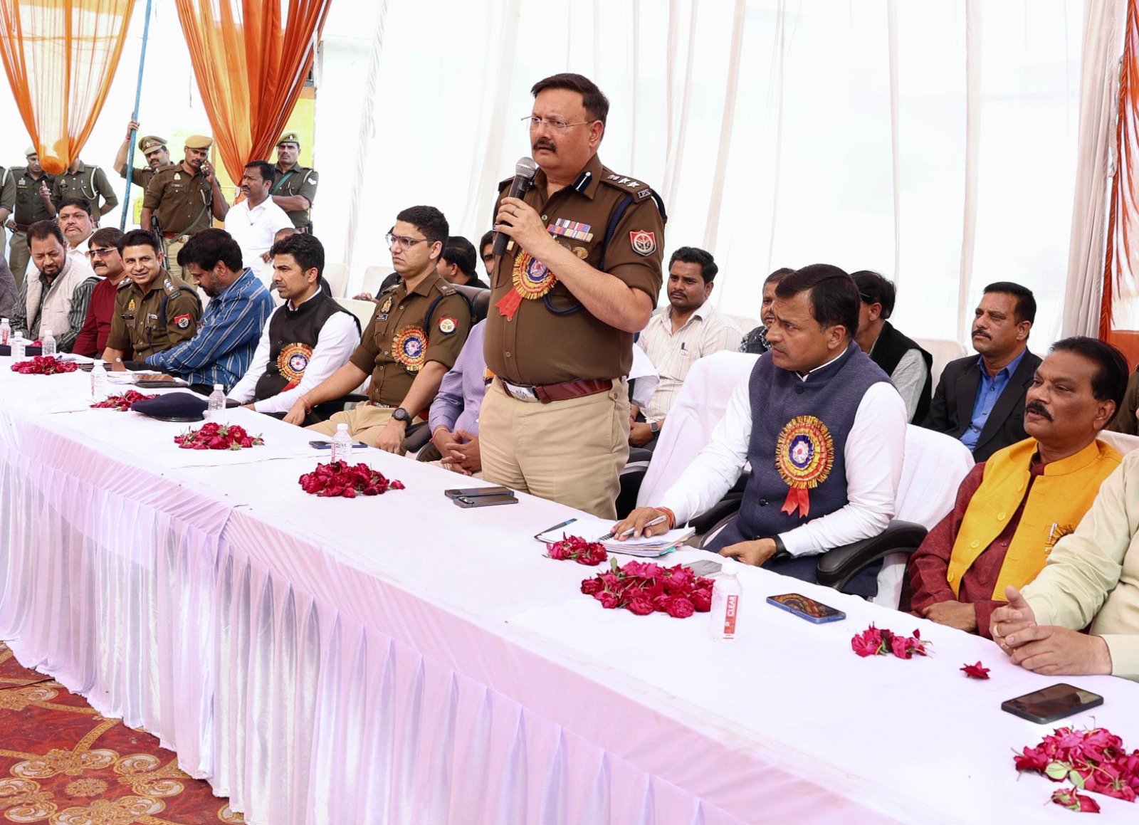 शाहजहाँपुर में त्योहारों को सौहार्द व भाईचारे के साथ मनाने की अपील, डीएम की अध्यक्षता में हुई उच्चस्तरीय बैठक | New India Times