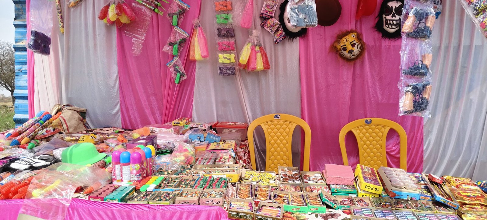 सक्तेशगढ़ चौकी के पास अवैध पटाखों की बिक्री, नियमों की खुली अनदेखी | New India Times