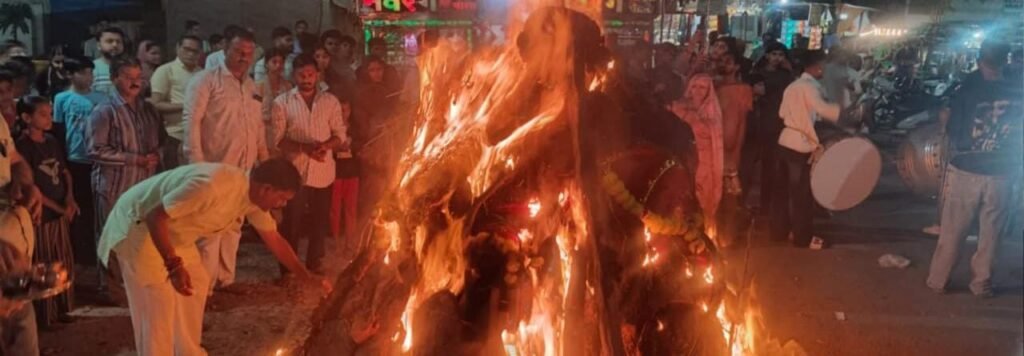 लोकप्रिय समाजसेवी सुरेश चंद्र जैन ‘पप्पू भैया’ ने शुभ मुहूर्त में किया होलिका दहन, शहरभर में उमड़ा श्रद्धा का सैलाब 2 लोकप्रिय समाजसेवी सुरेश चंद्र जैन ‘पप्पू भैया’ ने शुभ मुहूर्त में किया होलिका दहन, शहरभर में उमड़ा श्रद्धा का सैलाब | New India Times