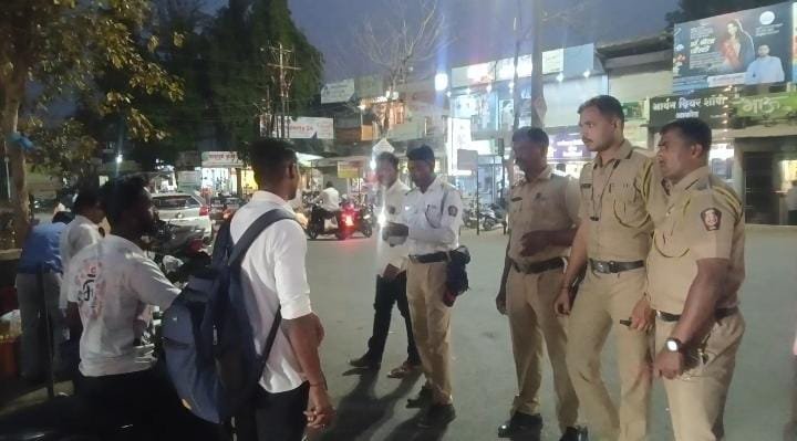 अकोट शहर पुलिस की सख्त नाकाबंदी, 52 से अधिक वाहनों पर की गई कार्रवाई | New India Times