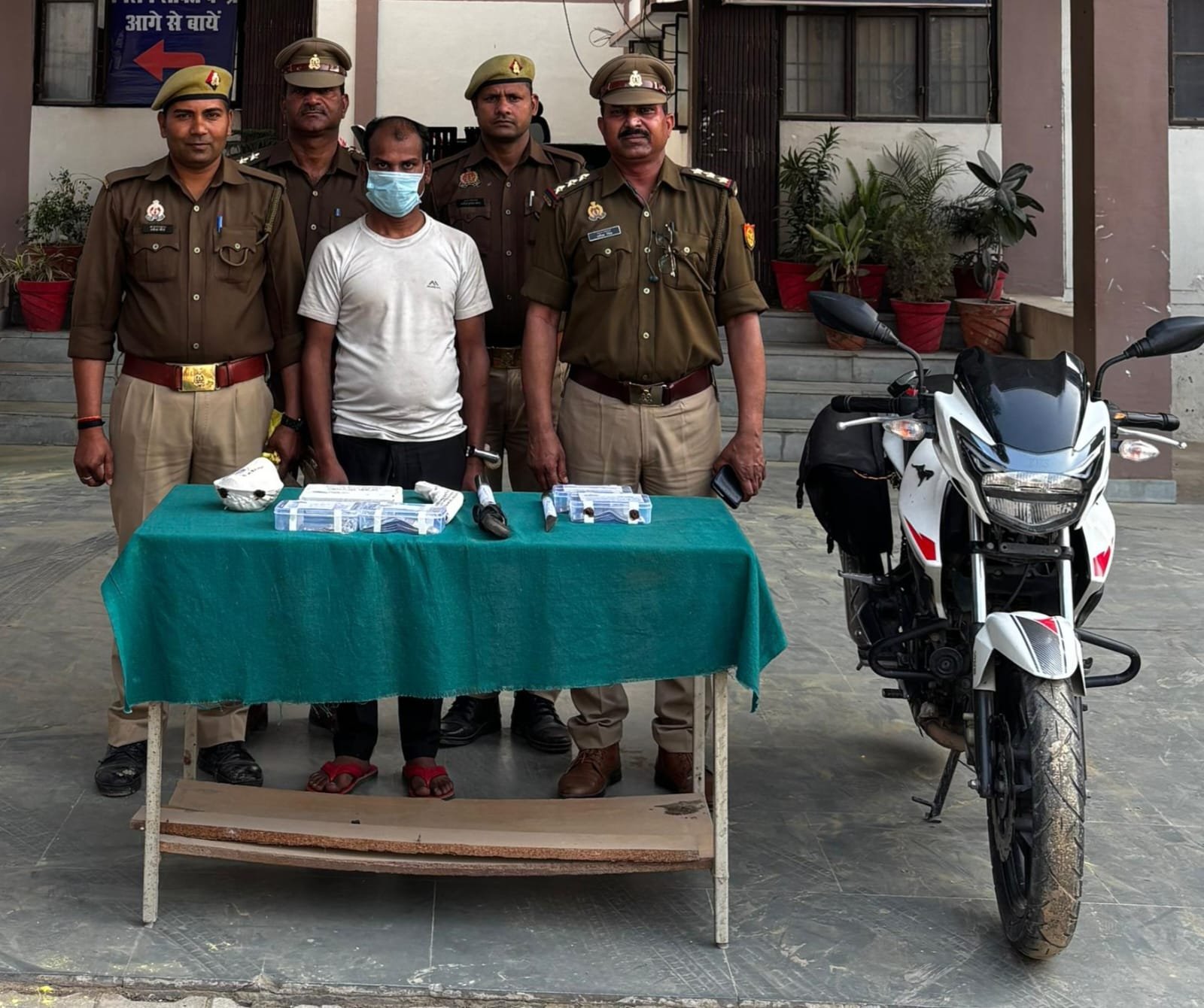 इटवा पुलिस को बड़ी कामयाबी: 5 चोरी की घटनाओं का खुलासा, शातिर चोर गिरफ्तार | New India Times