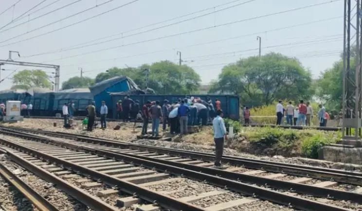 कटनी में कोयले से लदी मालगाड़ी पटरी से उतरी, बिलासपुर रूट पर रेल यातायात बाधित | New India Times