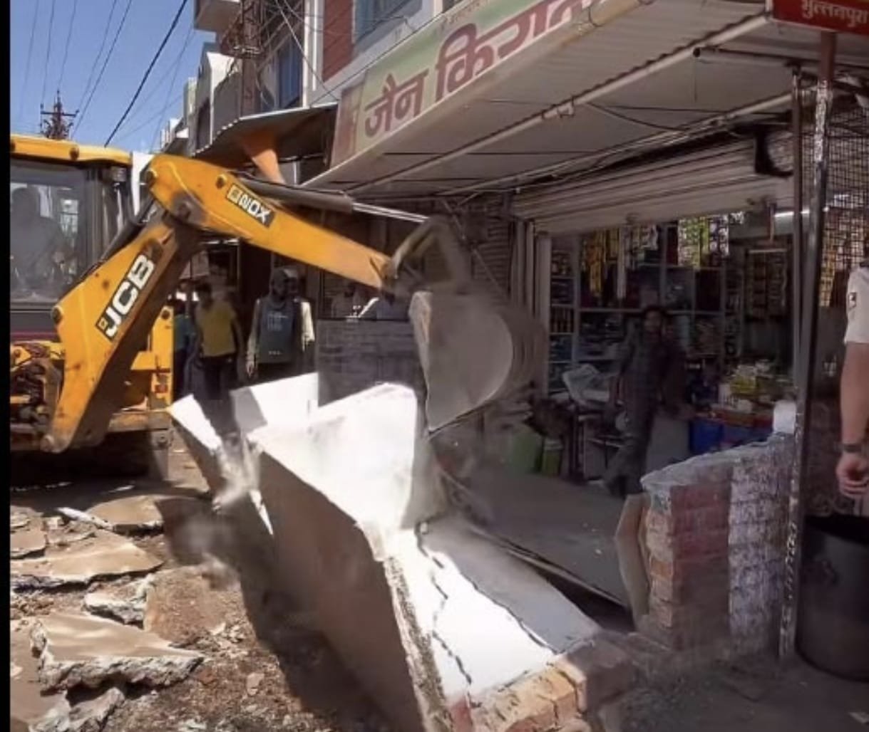 लगातार हादसों के बाद प्रशासन सख्त, बजरंगगढ़ बायपास और भुल्लनपुरा तिराहे पर चला बुलडोजर | New India Times