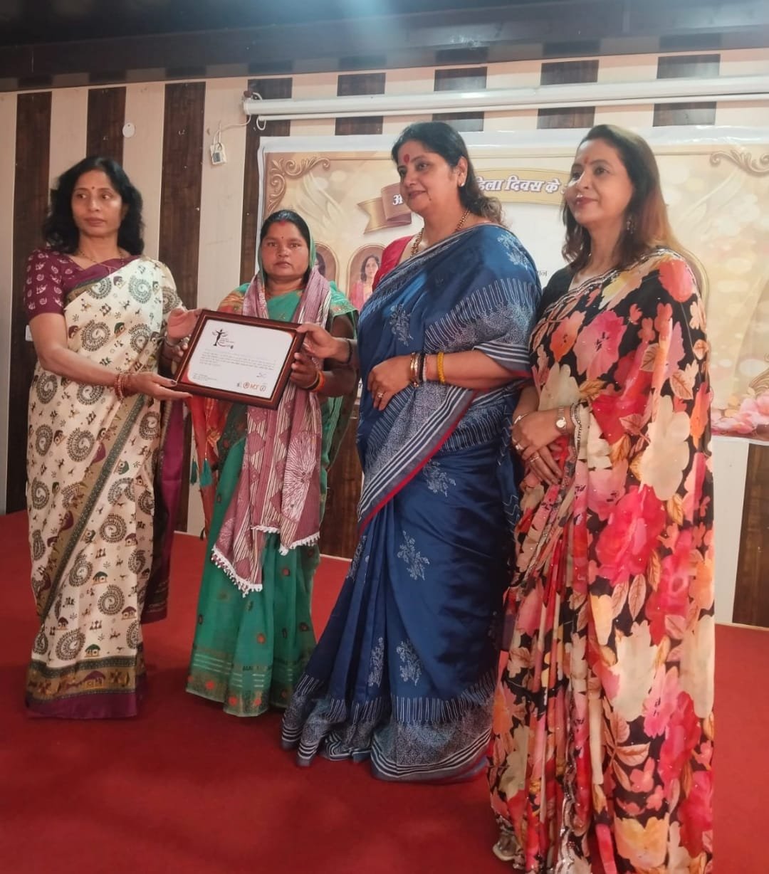 अंतर्राष्ट्रीय महिला दिवस पर ग्राम प्रधान सरिता रावत सम्मानित, महिला आयोग अध्यक्ष डॉ. बबिता सिंह ने किया सम्मान | New India Times