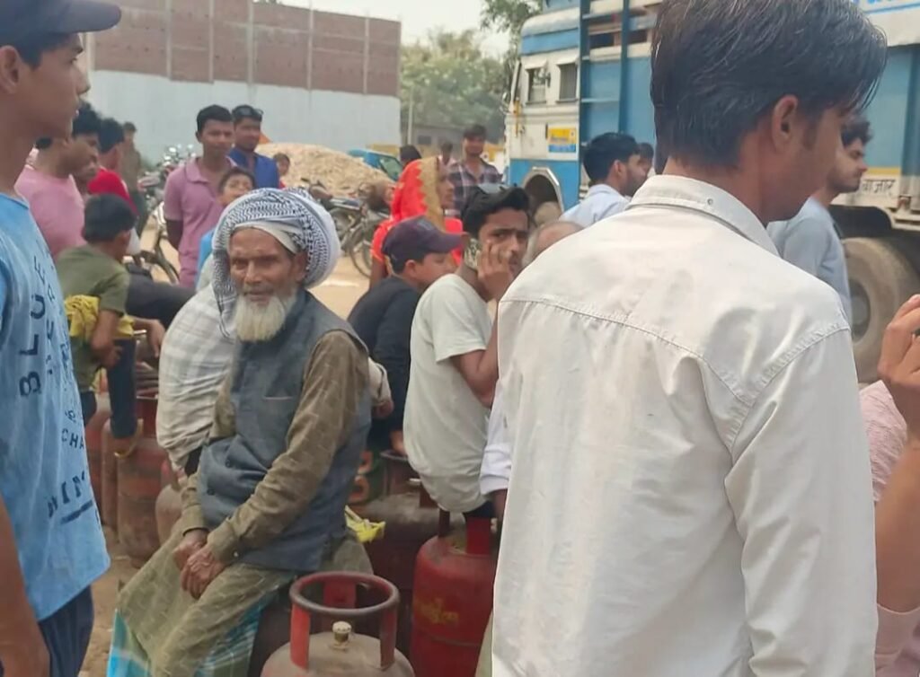 अफवाह के चलते इटवा में गैस एजेंसी पर उमड़ी भीड़, आपूर्ति निरीक्षक की मौजूदगी में 900 सिलेंडरों का वितरण | New India Times