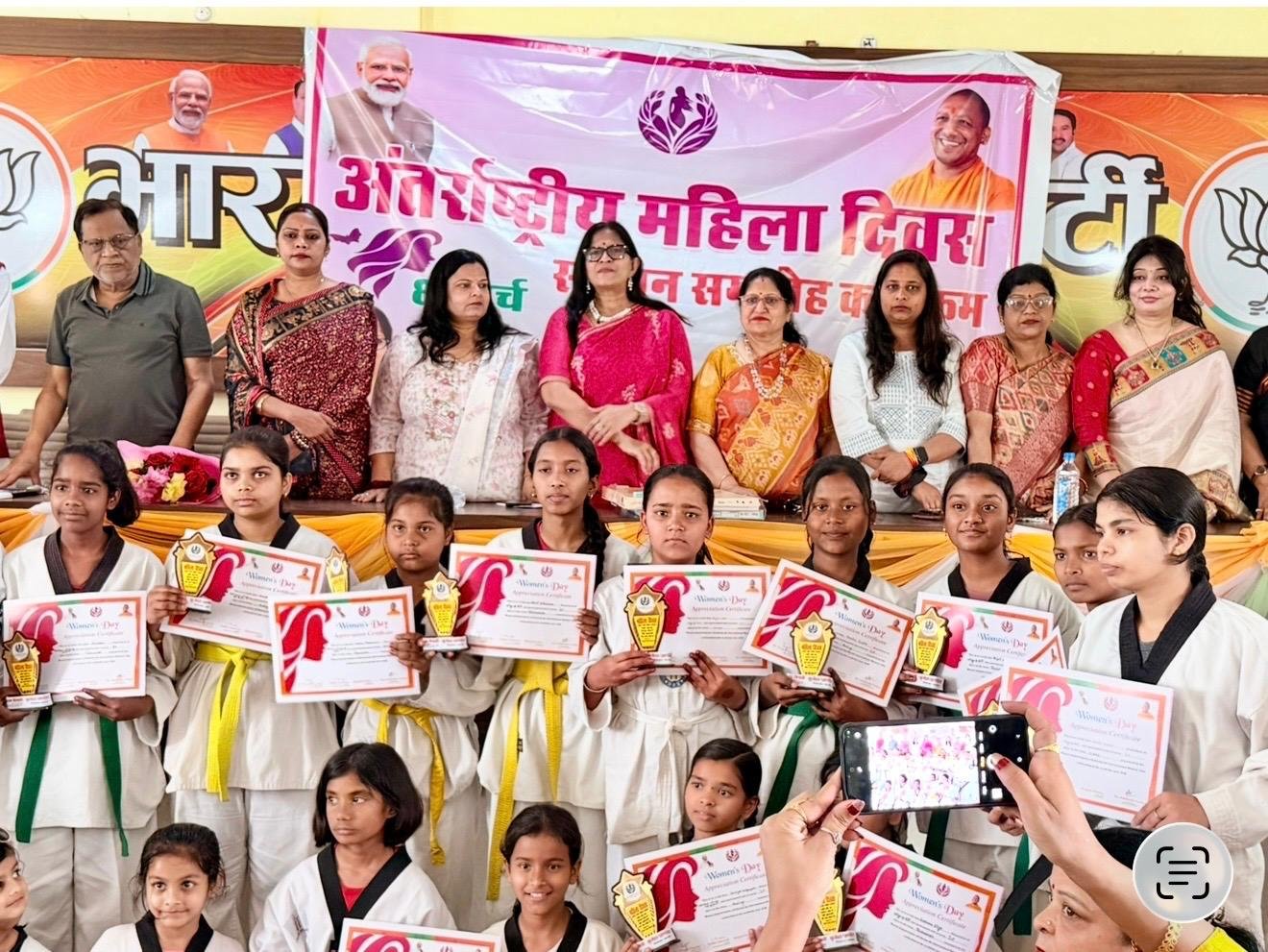 अंतरराष्ट्रीय महिला दिवस पर भाजपा कार्यालय में महिलाओं का सम्मान, डॉ. प्रज्ञा त्रिपाठी ने बढ़ाया हौसला 1 अंतरराष्ट्रीय महिला दिवस पर भाजपा कार्यालय में महिलाओं का सम्मान, डॉ. प्रज्ञा त्रिपाठी ने बढ़ाया हौसला | New India Times