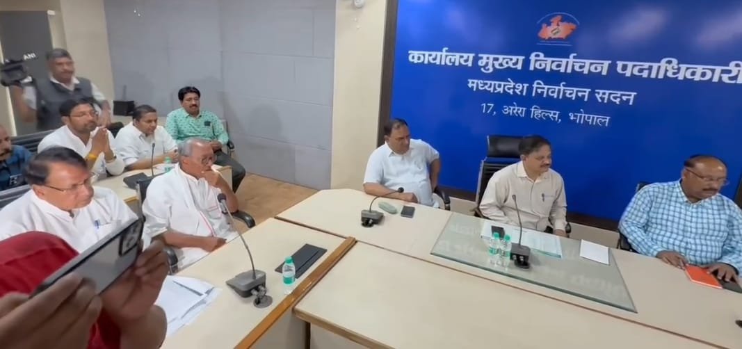 भोपाल के नरेला में वोटर लिस्ट में गड़बड़ी का आरोप, दिग्विजय सिंह ने चुनाव आयोग से की जांच की मांग | New India Times