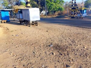 सार्वजनिक स्थान पर शराब की बोतलें फेंककर फैला रहे गंदगी, ग्रामीणों ने पुलिस से रात में गश्त बढ़ाने की मांग की