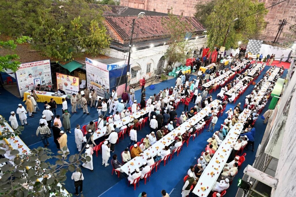 मध्यप्रदेश वक्फ बोर्ड में आयोजित हुआ रोज़ा इफ्तार समारोह, विभिन्न धर्मों के धर्मगुरुओं और गणमान्य नागरिकों ने की शिरकत | New India Times