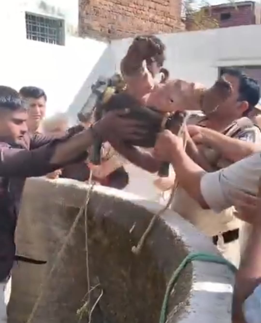 देवेंद्रनगर में चमत्कार: 40 फीट गहरे कुएँ में 18 घंटे फंसी रही मासूम, पुलिस के रेस्क्यू से सकुशल बाहर | New India Times