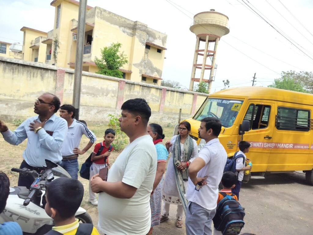 मथुरा में स्कूल बस हादसा: मोबाइल पर बात करते समय बस विद्युत पोल से टकराई, बाल-बाल बचे बच्चे | New India Times