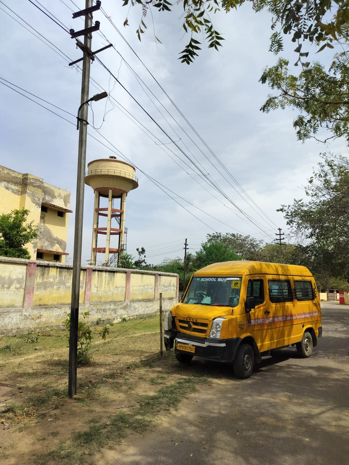 मथुरा में स्कूल बस हादसा: मोबाइल पर बात करते समय बस विद्युत पोल से टकराई, बाल-बाल बचे बच्चे | New India Times