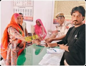 झुंझुनूं में ईमानदारी की मिसाल: टैक्सी ड्राइवर और ट्रैफिक पुलिस ने महिला का खोया पर्स सुरक्षित लौटाया