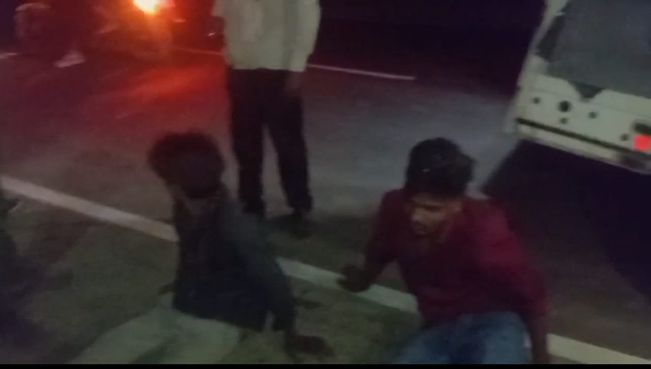 घोघरी-सुल्तानगंज रोड पर भीषण सड़क हादसा: रेलिंग से टकराई बाइक, गुजरात से लौट रहे दो मजदूर युवक गंभीर रूप से घायल | New India Times