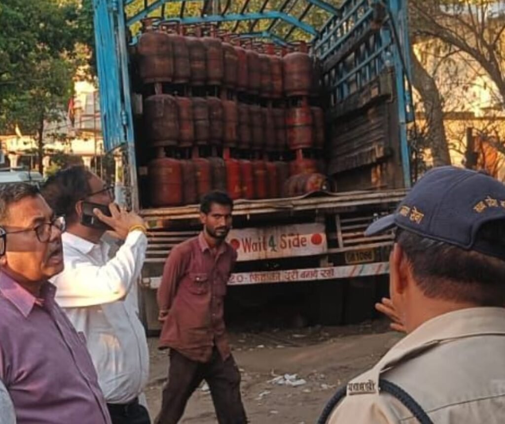 भोपाल में ममता गैस एजेंसी पर प्रशासन की छापेमारी, अवैध सिलेंडर भंडारण के आरोप में कई सिलेंडर जब्त | New India Times