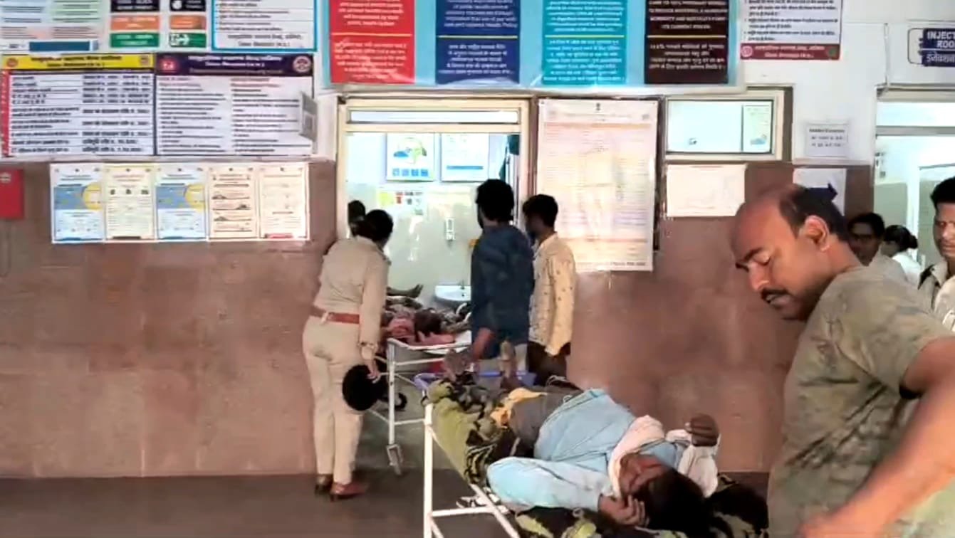 महुआ बीन रहे 2 लोगों पर जंगली भैंसा ने किया हमला ,दोनों व्यक्तियों के पैर टूटे ग़भीर रूप से हुए घायल | New India Times