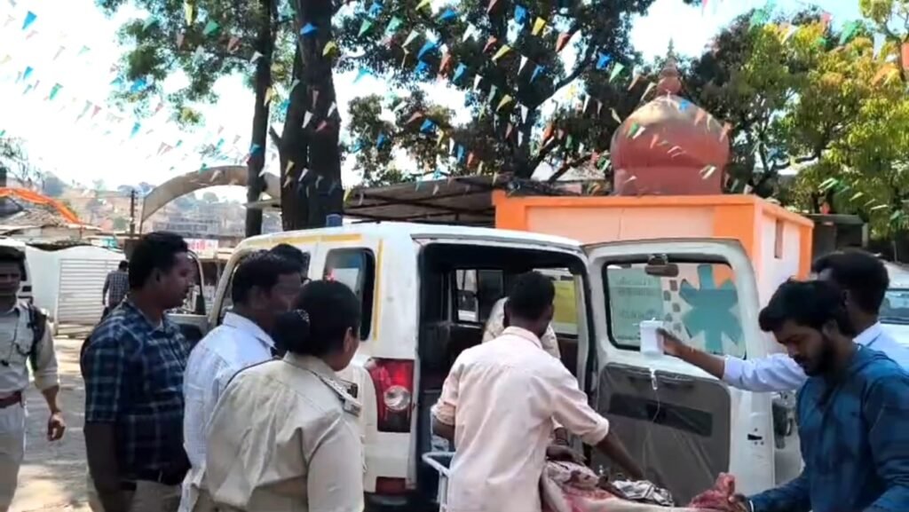 महुआ बीन रहे 2 लोगों पर जंगली भैंसा ने किया हमला ,दोनों व्यक्तियों के पैर टूटे ग़भीर रूप से हुए घायल | New India Times