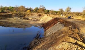 कोल्हिया में अमृत सरोवर डैम निर्माण कछुआ गति से, 10 महीने में भी अधूरा काम