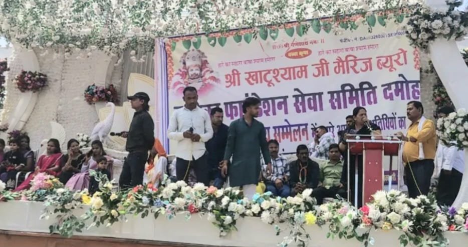 विवाह परिचय सम्मेलन के नाम पर धोखाधड़ी के आरोप, नाराज़ लोगों ने लगाया हाईवे पर जाम 1 विवाह परिचय सम्मेलन के नाम पर धोखाधड़ी के आरोप, नाराज़ लोगों ने लगाया हाईवे पर जाम | New India Times