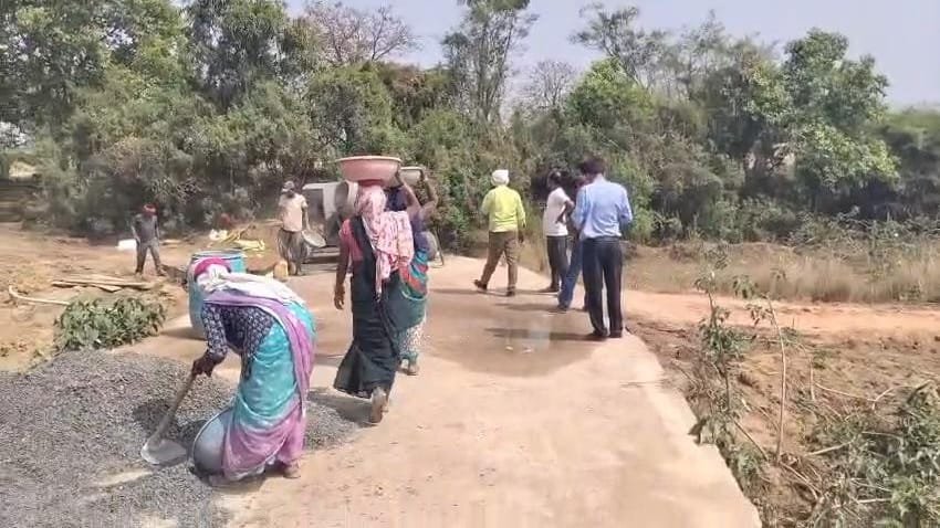 ग्राम पंचायत पालाचौरई में भ्रष्टाचार के आरोप: घटिया पुलिया निर्माण पर लीपापोती, ग्रामीणों ने की जांच की मांग | New India Times