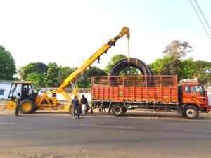 रेलवे ओवर गेज में फंसा पाइप से भरा ट्रक, क्रेन से हटाकर टला बड़ा हादसा