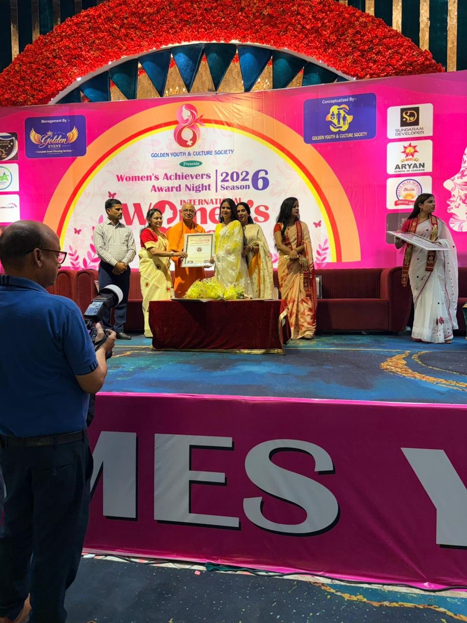 ग्वालियर की कलाकार रश्मि घारोन को इंटरनेशनल वुमेन्स डे पर मिला सम्मान, कला और संगीत में बनाई खास पहचान | New India Times