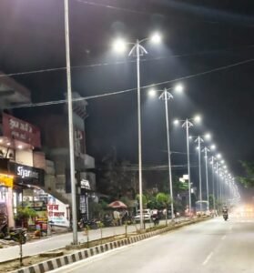 अकबरपुर में डिवाइडर स्ट्रीट लाइटों का लोकार्पण, नवरात्रि और ईद पर मिली सौगात