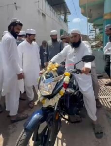 मेघनगर में पेश इमाम हाफिज रिजवान को ईद का तोहफा, समाज ने भेंट की बाइक