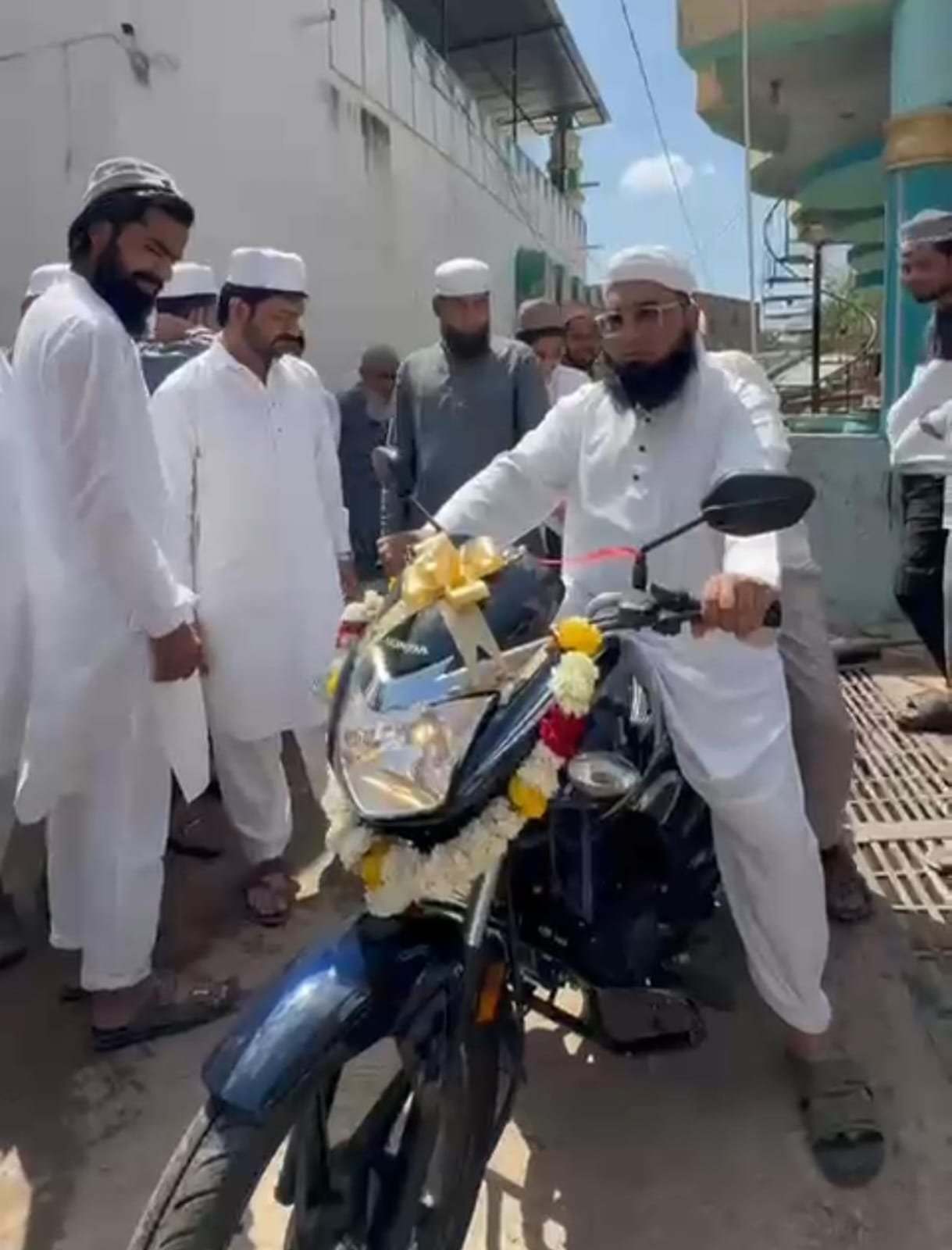 मेघनगर में पेश इमाम हाफिज रिजवान को ईद का तोहफा, समाज ने भेंट की बाइक | New India Times