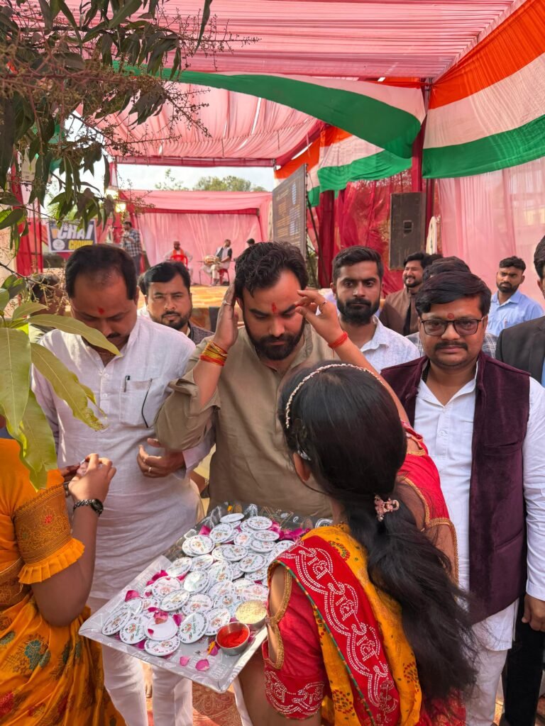 शहीदों की याद में सजा मंच, बिस्कोहर में नवदुर्गा सम्मान के साथ हुआ भव्य आयोजन 3 शहीदों की याद में सजा मंच, बिस्कोहर में नवदुर्गा सम्मान के साथ हुआ भव्य आयोजन | New India Times