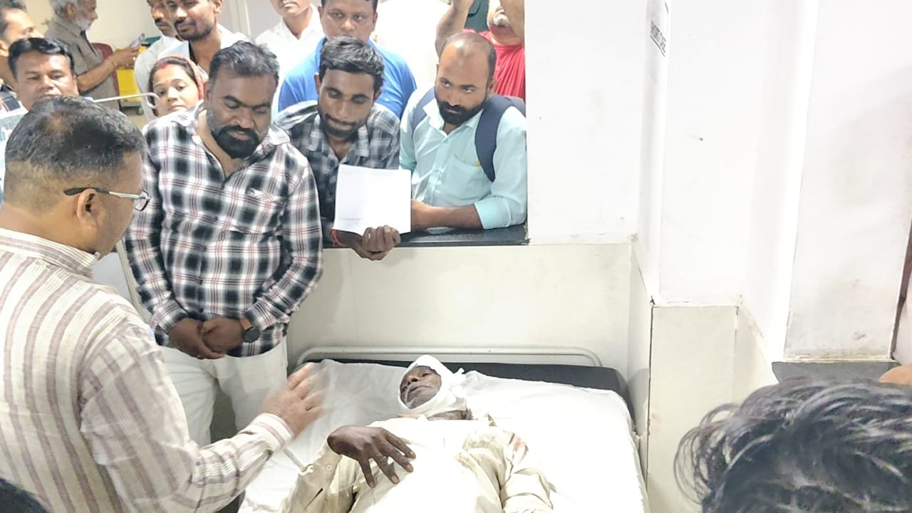 छिंदवाड़ा में भीषण सड़क हादसा: यात्रियों से भरी बस ट्रक से टकराई, 10 की मौत, 35 से अधिक घायल | New India Times