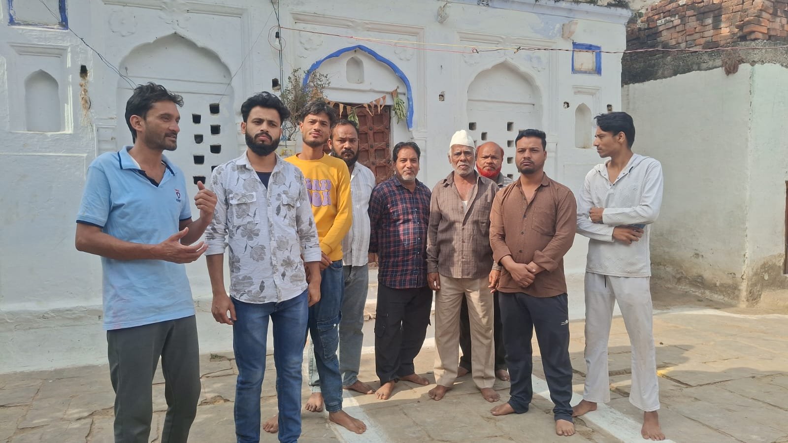 दमोह में कौमी एकता की मिसाल: मुस्लिम भाइयों ने ‘हिंदू बुआ’ को दिया कंधा, पूरे विधि-विधान से किया अंतिम संस्कार 1 दमोह में कौमी एकता की मिसाल: मुस्लिम भाइयों ने ‘हिंदू बुआ’ को दिया कंधा, पूरे विधि-विधान से किया अंतिम संस्कार | New India Times